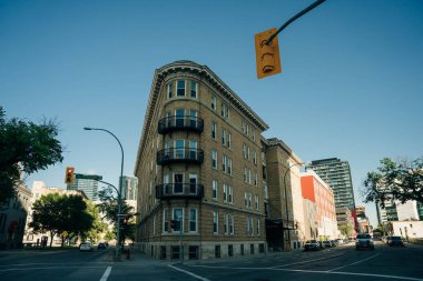 Winnipeg, MB, Kanada - Haziran 2022: Winnipeg şehir merkezinde boş bir cadde. Yüksek kalite fotoğraf