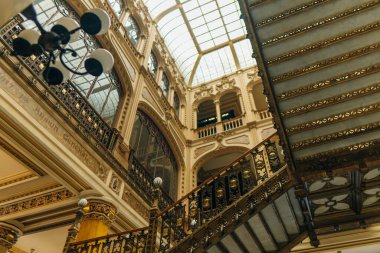 MEXICO CITY, MEXICO - Mayıs 2023 Merkez Postane Palacio del Correo Meksika dahili salonu. Yüksek kalite fotoğraf