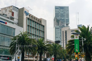 Alameda parkı yakınlarındaki Juarez Bulvarı ve Torra Latin, Meksika şehri - Mayıs 2023. Yüksek kalite fotoğraf