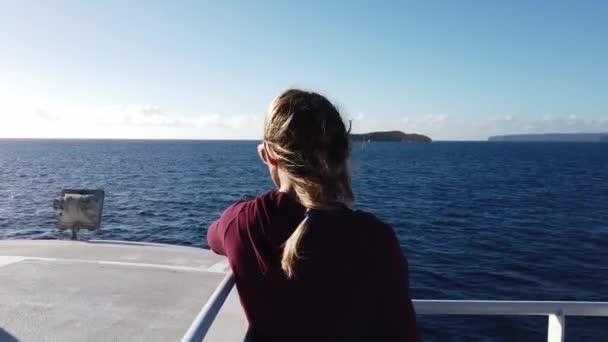 Bir Kız Arkası Dönük Olarak Molokini Adası Giden Bir Teknede — Stok video