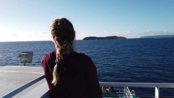 Дівчина Стоїть Нею Кораблі Який Пливе Острів Молокіні Поблизу Мауї — стокове відео