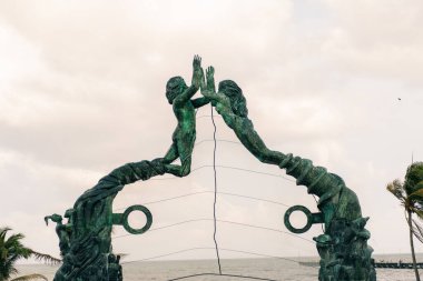 PLAYA DEL CARMEN, MEXICO - 2023 Ziyaretçiler Portal Maya heykelinin altındaki sanatçılarla kaynaşabilir. Yüksek kalite fotoğraf