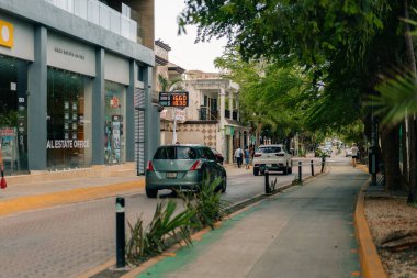 Playa del Carmen 2023 Tipik La Quinta Avenida caddesi ve şehir manzarası restoran dükkanları ile olabilir. Yüksek kalite fotoğraf