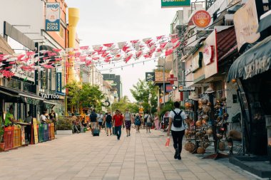 Playa del Carmen 2023 Tipik La Quinta Avenida caddesi ve şehir manzarası restoran dükkanları ile olabilir. Yüksek kalite fotoğraf
