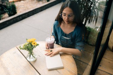 Kafede smoothie içen bir kız. Yüksek kalite fotoğraf