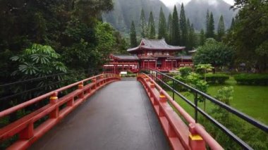 Tapınaklar Vadisi 'ndeki Byodo-in Budist Tapınağı, Oahu, Hawaii, bulutlu bir günde