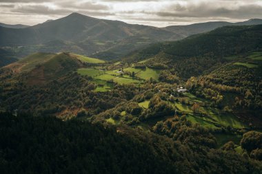 Kuzey İspanya 'da şafak vakti çayırların ve dağların güzel manzarası. Yüksek kalite fotoğraf
