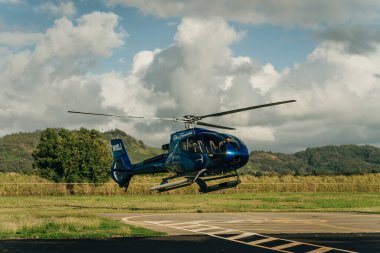 KAUAI, HAWAII - Eylül 2022: mavi Hawaii helikopteri. Yüksek kalite fotoğraf