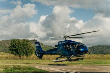 KAUAI, HAWAII - Eylül 2022: mavi Hawaii helikopteri. Yüksek kalite fotoğraf