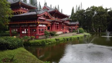 Tapınaklar Vadisi 'ndeki Byodo-in Budist Tapınağı, Oahu, Hawaii, bulutlu bir günde