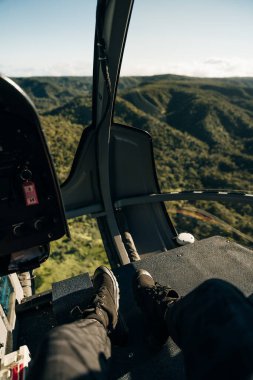 Hawaii 'de bir helikopterin kokpitinde. Yüksek kalite fotoğraf