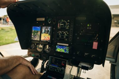 Hawaii 'de bir helikopterin kokpitinde. Yüksek kalite fotoğraf