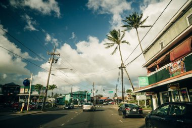 Hawaii, Kauai 'de yemyeşil bir tropikal ormandan geçen otoban. Yüksek kalite fotoğraf