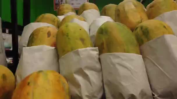 Papaya Sobre Papel Venta Supermercado Imágenes Alta Calidad — Vídeo de stock
