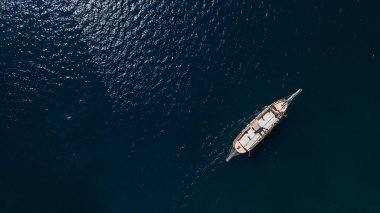 Küçük bir yolcu gemisine insansız hava gözlemi. Yüksek kalite fotoğraf