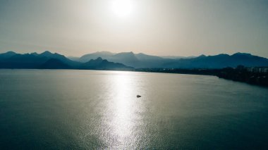 Antalya, Kemer yakınlarındaki Tahtali Dağı 'nın tepesinden gün batımına kadar uzanan güzel bir dağ manzarası. Yüksek kalite fotoğraf