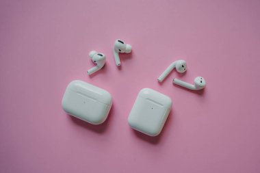 Hava Modülleri 3. Hava Modülleri 2021, Kablosuz Şarj Davası. Magsafe. Pembe arka planda yeni hava araçları. Yüksek kalite fotoğraf