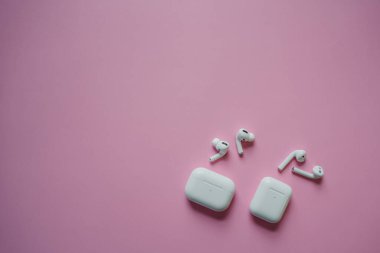 Hava Modülleri 3. Hava Modülleri 2021, Kablosuz Şarj Davası. Magsafe. Pembe arka planda yeni hava araçları. Yüksek kalite fotoğraf