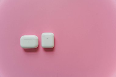 Hava Modülleri 3. Hava Modülleri 2021, Kablosuz Şarj Davası. Magsafe. Pembe arka planda yeni hava araçları. Yüksek kalite fotoğraf