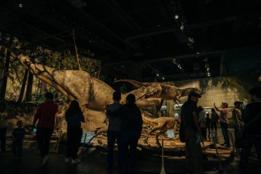 DRUMHELLER, ALBERTA, CANADA - Alberta 'daki Royal Tyrrell Paleontoloji Müzesi' nin ön girişinde 2023 Ziyaretçi. Yüksek kalite fotoğraf