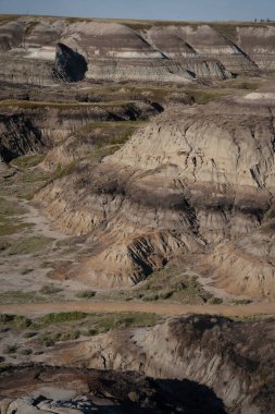 Kanada 'nın Alberta kentindeki UNESCO Dünya Mirası Bölgesi Dinozor İl Parkı üzerinde güneş batıyor. Yüksek kalite fotoğraf