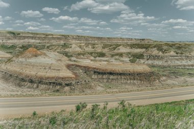 Kanada 'nın Alberta kentindeki UNESCO Dünya Mirası Bölgesi Dinozor İl Parkı üzerinde güneş batıyor. Yüksek kalite fotoğraf