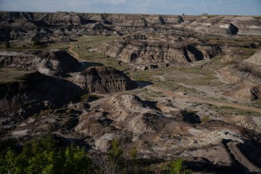 Kanada 'nın Alberta kentindeki UNESCO Dünya Mirası Bölgesi Dinozor İl Parkı üzerinde güneş batıyor. Yüksek kalite fotoğraf