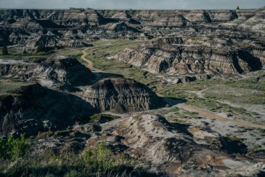 Kanada 'nın Alberta kentindeki UNESCO Dünya Mirası Bölgesi Dinozor İl Parkı üzerinde güneş batıyor. Yüksek kalite fotoğraf