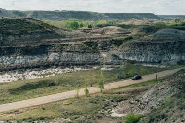 Kanada 'nın Alberta kentindeki UNESCO Dünya Mirası Bölgesi Dinozor İl Parkı üzerinde güneş batıyor. Yüksek kalite fotoğraf