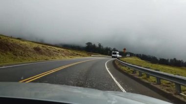 Kohala Dağı Yolu, Hawaii, Büyük Ada 'daki tarım arazisinin etrafındaki kıvrımlara sahiptir. Yüksek kalite 4k görüntü