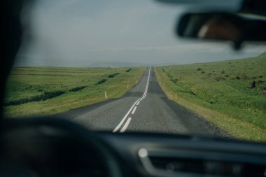İzlanda 'daki yol, arabanın manzarası. Yüksek kalite fotoğraf