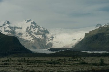 Jokulsarlon Buzul Gölü ve İzlanda 'nın güneyindeki Vatnajokull Ulusal Parkı' nda yer alan Elmas Plajı. Yüksek kalite fotoğraf