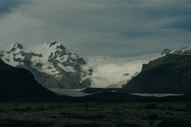 Jokulsarlon Buzul Gölü ve İzlanda 'nın güneyindeki Vatnajokull Ulusal Parkı' nda yer alan Elmas Plajı. Yüksek kalite fotoğraf