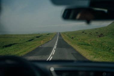 İzlanda 'daki yol, arabanın manzarası. Yüksek kalite fotoğraf