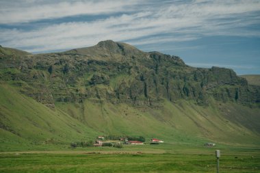 İzlanda 'daki dağın yanındaki ıssız İzlanda evi. Doğal İzlanda seyahati. Yüksek kalite fotoğraf