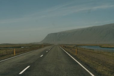 İzlanda 'daki yeşil dağlardan geçen yol. Yüksek kalite fotoğraf