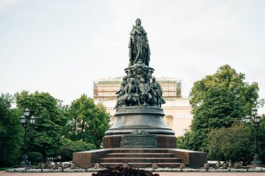 Alexandrinsky Tiyatrosu yakınlarındaki Catherine II anıtı - St. Petersburg Rusya - Mayıs 2023. Yüksek kalite fotoğraf