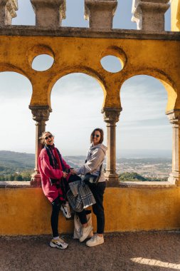 Sintra, Lizbon, Portekiz 'deki Pena Sarayı. Ünlü bir dönüm noktası. Avrupa 'nın en güzel kaleleri. Yüksek kalite fotoğraf