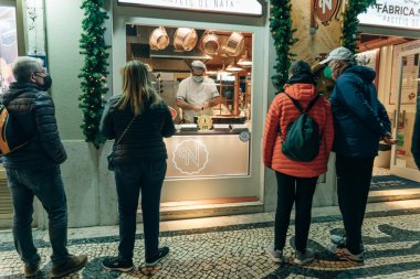 Şekerlemeciler geceleri tatlı yapar. Lizbon, Portekiz - Mayıs 2023. Yüksek kalite fotoğraf