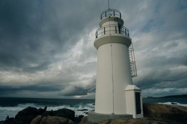Galiçya 'daki deniz feneri Punta da Barca, İspanya' daki Muxia, Mayıs 2023. Yüksek kalite fotoğraf