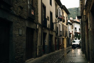 LEON, SPAIN - Villafranca del Bierzo köyü ve inşaatı 2023 Mayıs 'ında sona erdi. Yüksek kalite fotoğraf