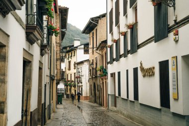 LEON, SPAIN - Villafranca del Bierzo köyü ve inşaatı 2023 Mayıs 'ında sona erdi. Yüksek kalite fotoğraf