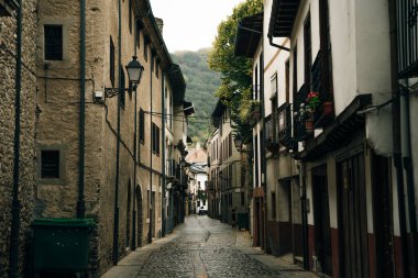LEON, SPAIN - Villafranca del Bierzo köyü ve inşaatı 2023 Mayıs 'ında sona erdi. Yüksek kalite fotoğraf