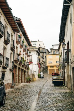 LEON, SPAIN - Villafranca del Bierzo köyü ve inşaatı 2023 Mayıs 'ında sona erdi. Yüksek kalite fotoğraf