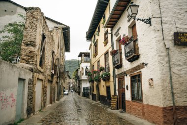 LEON, SPAIN - Villafranca del Bierzo köyü ve inşaatı 2023 Mayıs 'ında sona erdi. Yüksek kalite fotoğraf