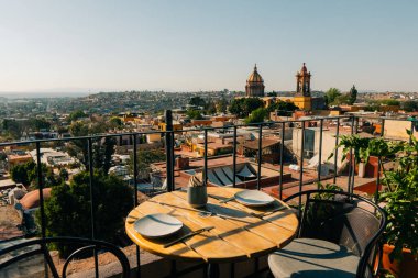 La Parroquia 'nın tarihi Meksika şehri San Miguel de Allende' deki kubbesi ve dikiz manzarası. Yüksek kalite fotoğraf