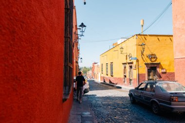 Meksika, Guanajuato 'daki San Miguel de Allende' nin güzel sokakları ve renkli cepheleri, Mayıs 2023. Yüksek kalite fotoğraf