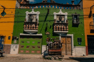 Meksika, Guanajuato 'daki San Miguel de Allende' nin güzel sokakları ve renkli cepheleri, Mayıs 2023. Yüksek kalite fotoğraf