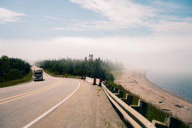 Doğu kıyısındaki Superior Gölü boyunca Trans Canada otoyolu. Yüksek kalite fotoğraf