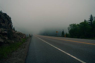 Doğu kıyısındaki Superior Gölü boyunca Trans Canada otoyolu. Yüksek kalite fotoğraf